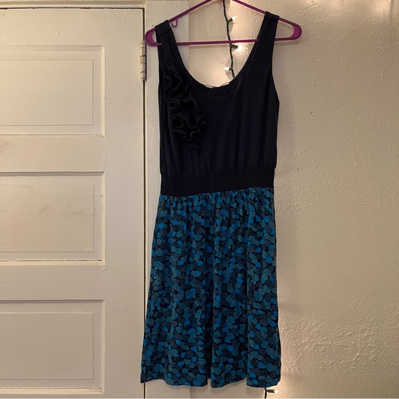 Anthropologie Dress with ruffle shoulder , leaf pattern & pockets ! - Picture 1 of 7